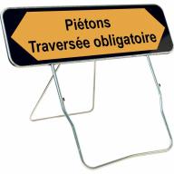 Panneau temporaire KD21 1000x300 Classe 1 "Piétons Traversée obligatoire" sur pied lyonnais